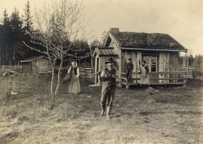 Torparen Carl Olson med sin hustru och barnen Hilding och Ester. Torp under gården Melltorp, Hova socken, Västergötland. Torpare